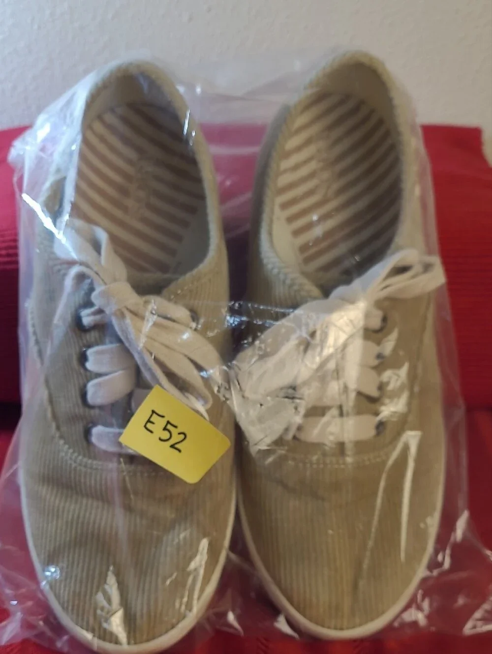 Taos Guest Star Women 7.5 Tan Beige Corduroy Low Top Lace Up Comfort Sneakers